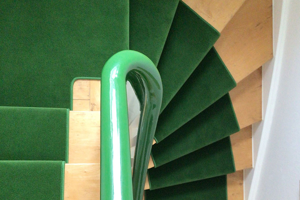 Treppenläufer, Treppenhaus grüner Teppich auf den Stufen